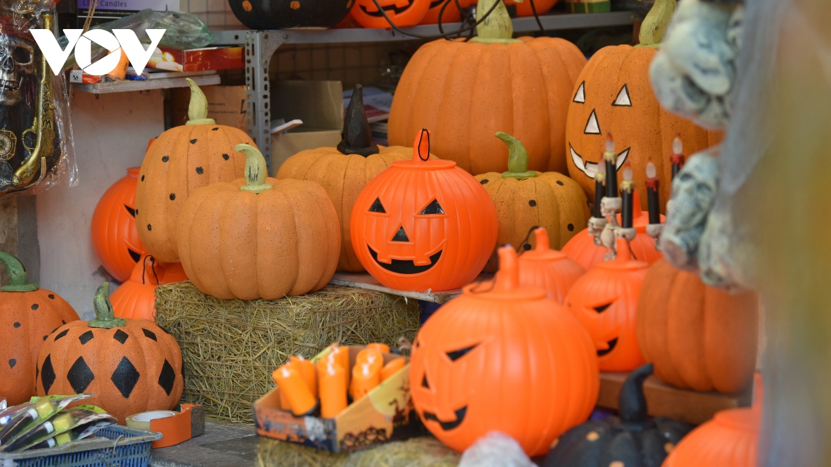 Hanoi street gears up ahead of Halloween celebrations